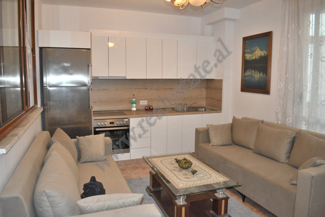 Apartament 2+1 me qira ne rrugen Albanopoli prane shkolles Qazim Turdiu ne Tirane.
Apartamenti nga 